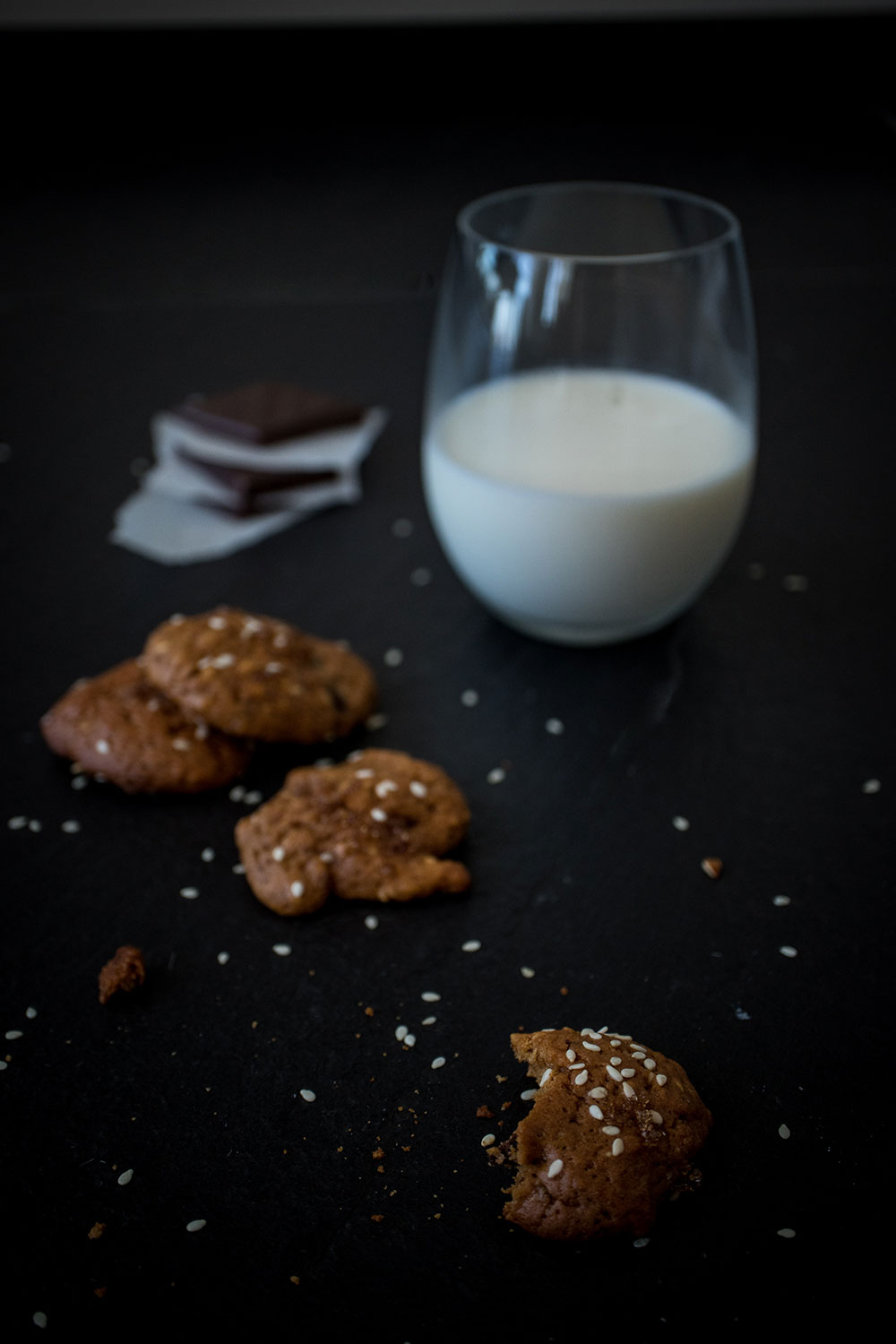 Date syrup, sesame oil and dark chocolate biscuits
