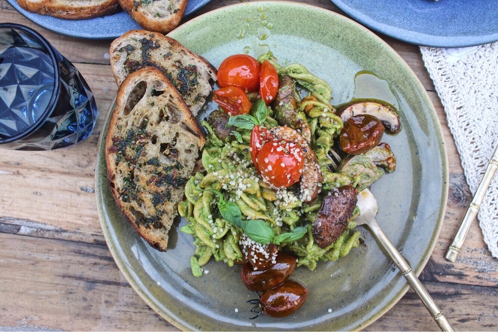 Kale and hemp pesto pasta