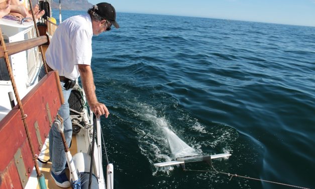 Keith looking at the Manta Trawl_Yatch Boaz_web