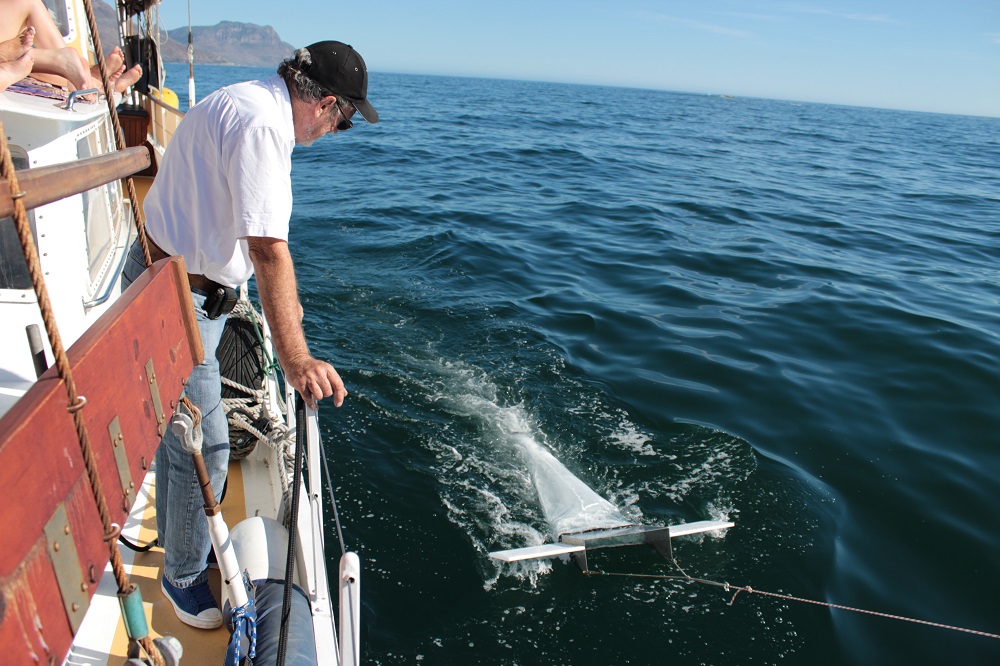 Keith looking at the Manta Trawl_Yatch Boaz_web