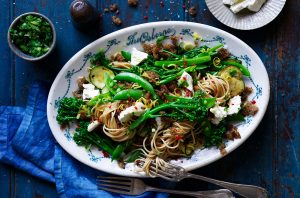 Spaghetti w broccolinigarlic crumbs